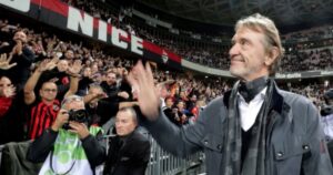 Fan MU hoãn biểu tình phản đối Sir Jim Ratcliffe