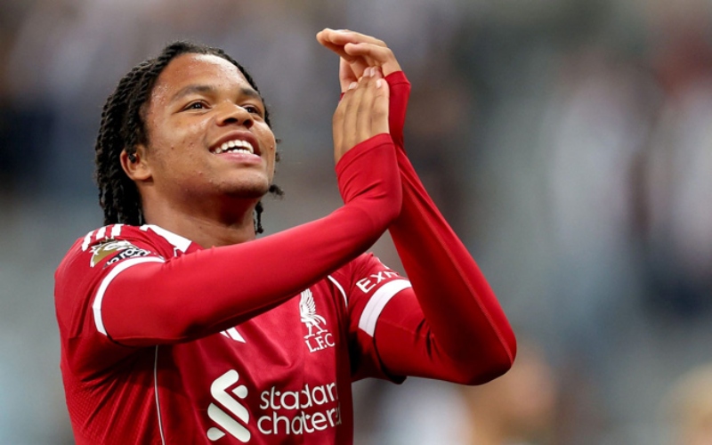 Ngumoha tỏa sáng tại Liverpool