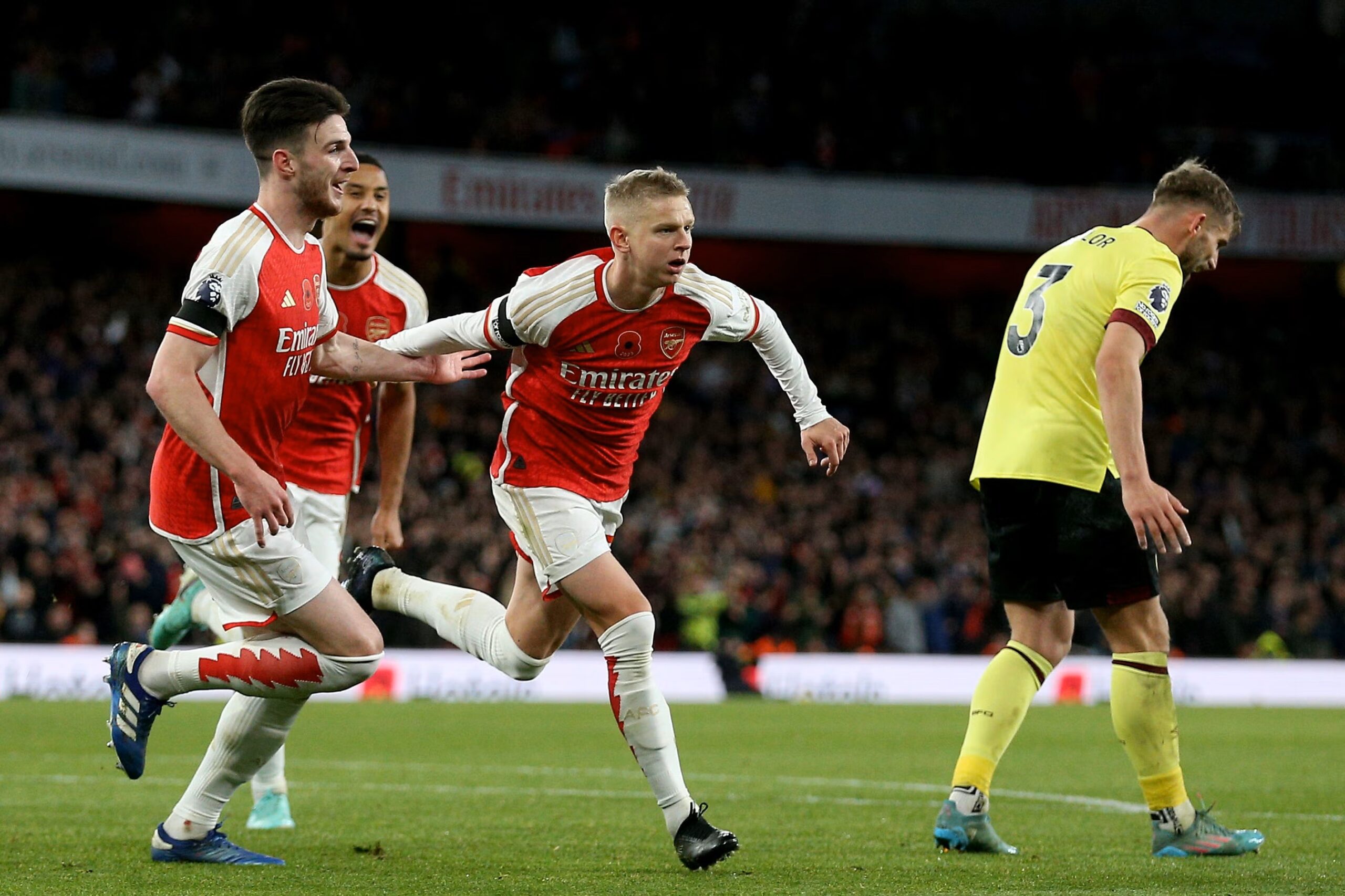 Zinchenko đau đầu vì thua kiện thuế