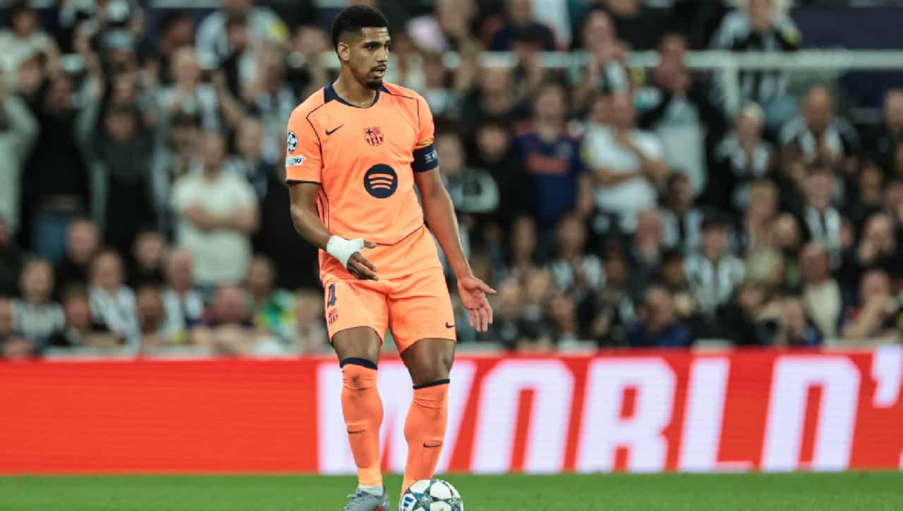 Tương lai của Araujo tại Barcelona đang bị đặt dấu hỏi